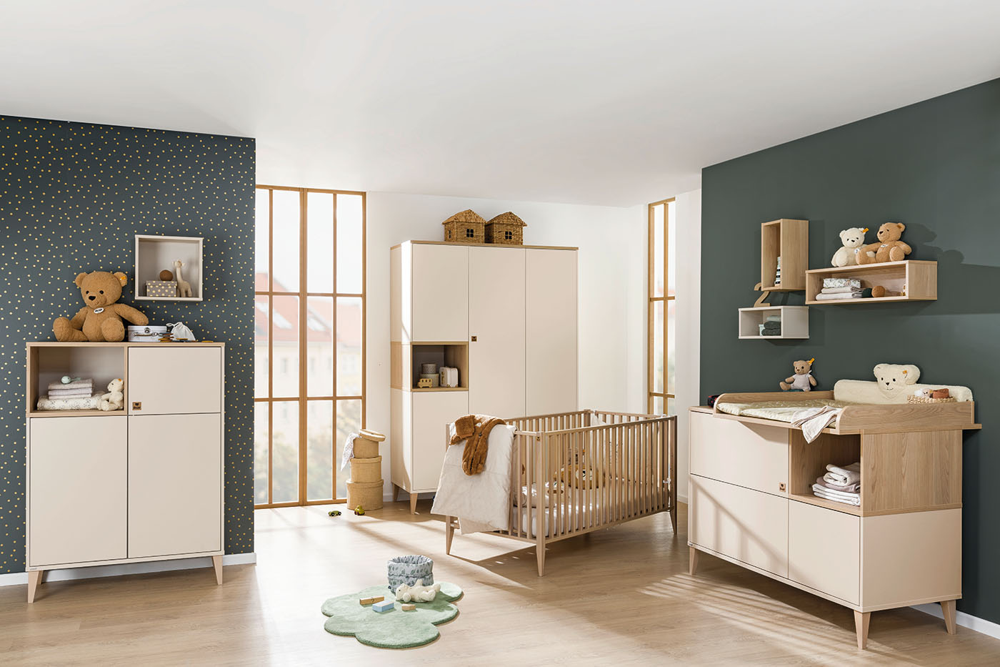 Modern eingerichtetes Kinderzimmer mit Bett, Schrank, Wickelkommode und Wandregalen in hellen Naturtönen.