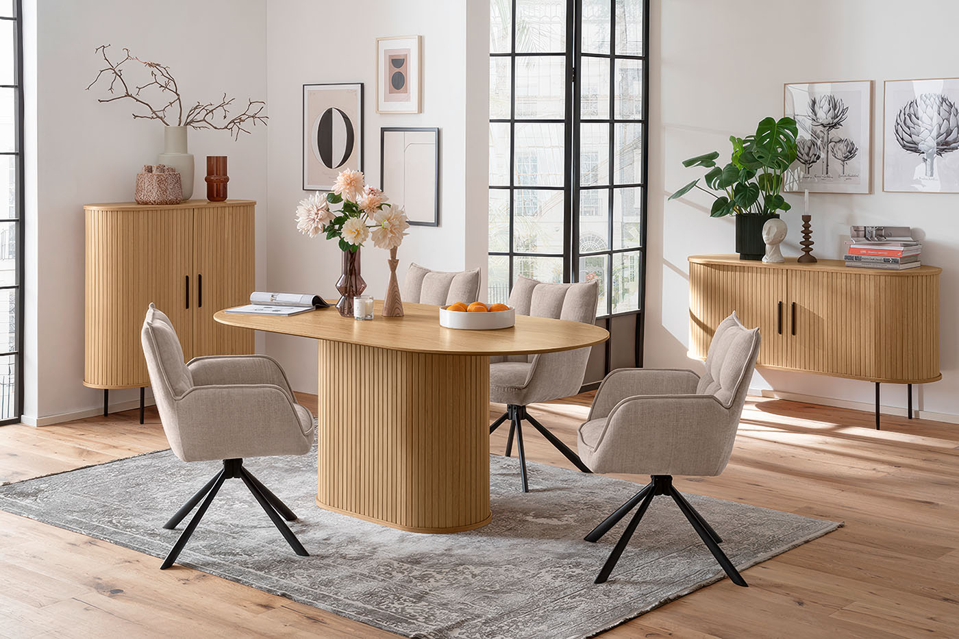Wohnzimmer mit Tisch und Kommoden mit organischen Formen und Stühlen mit sanft spitzenförmigen ecken