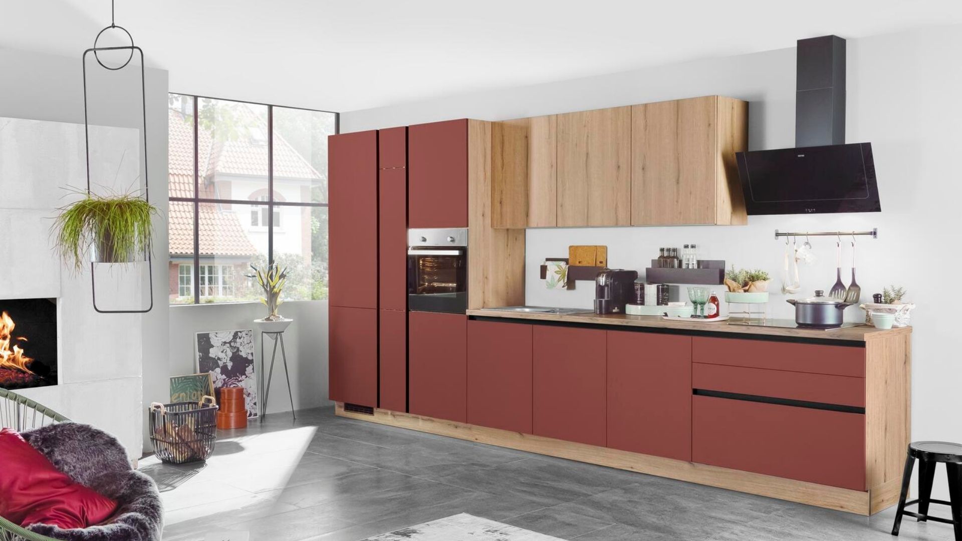 Moderne einzeilige Küche in Rot und Holzoptik für kleine Räume, mit Hängeschränken und integrierten Geräten.