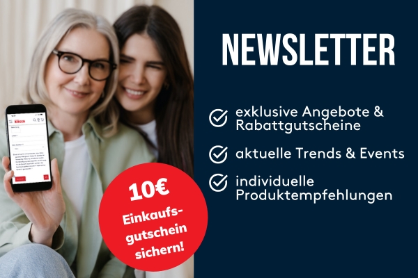 Zwei Frauen lächeln, eine hält ein Smartphone mit Newsletter-Angebot und 10€ Einkaufsgutschein in der Hand.