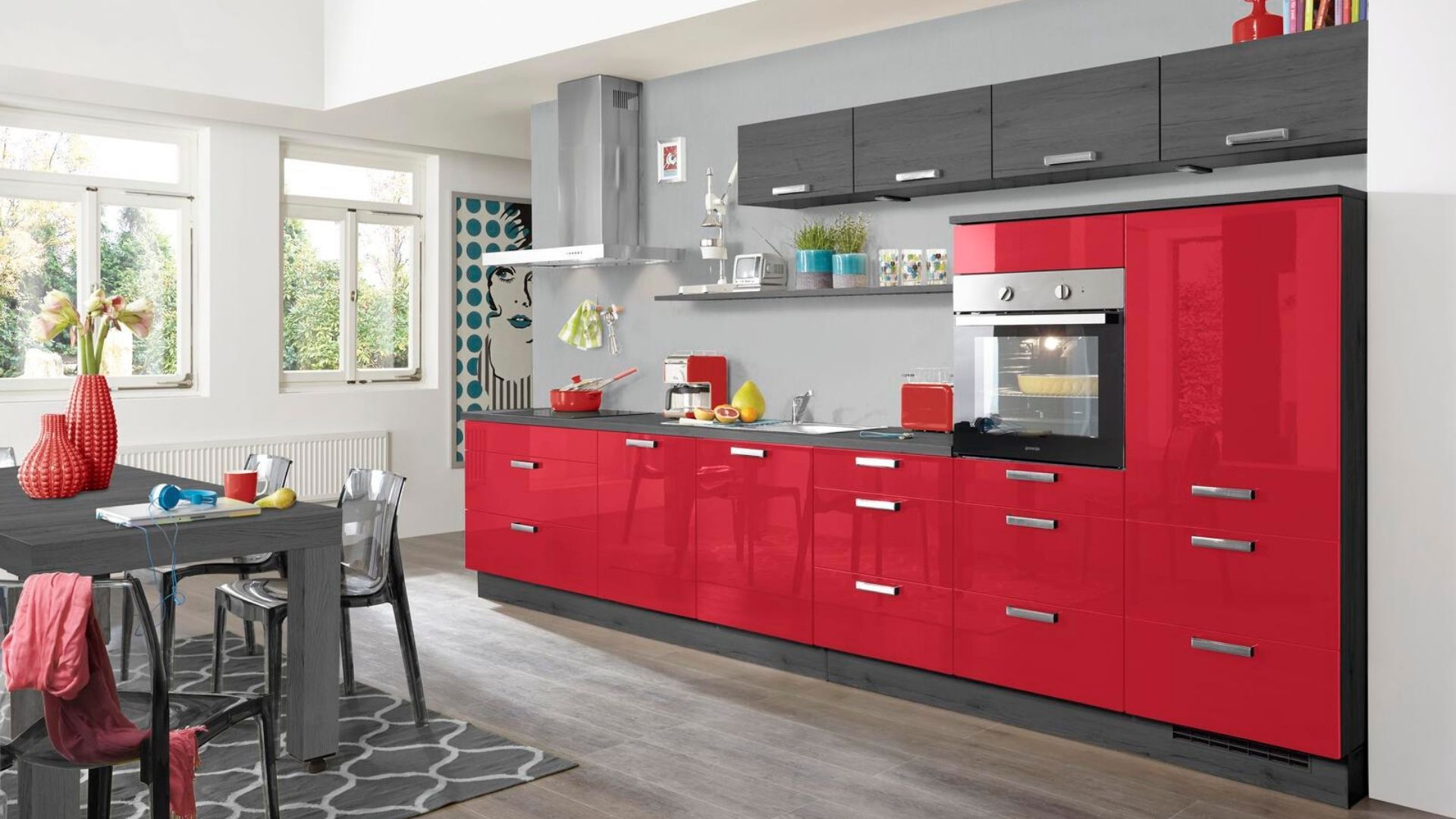 Moderne einzeilige Küche mit roten Hochglanzfronten, grauen Hängeschränken und integriertem Backofen – ideal für offene Wohnräume.