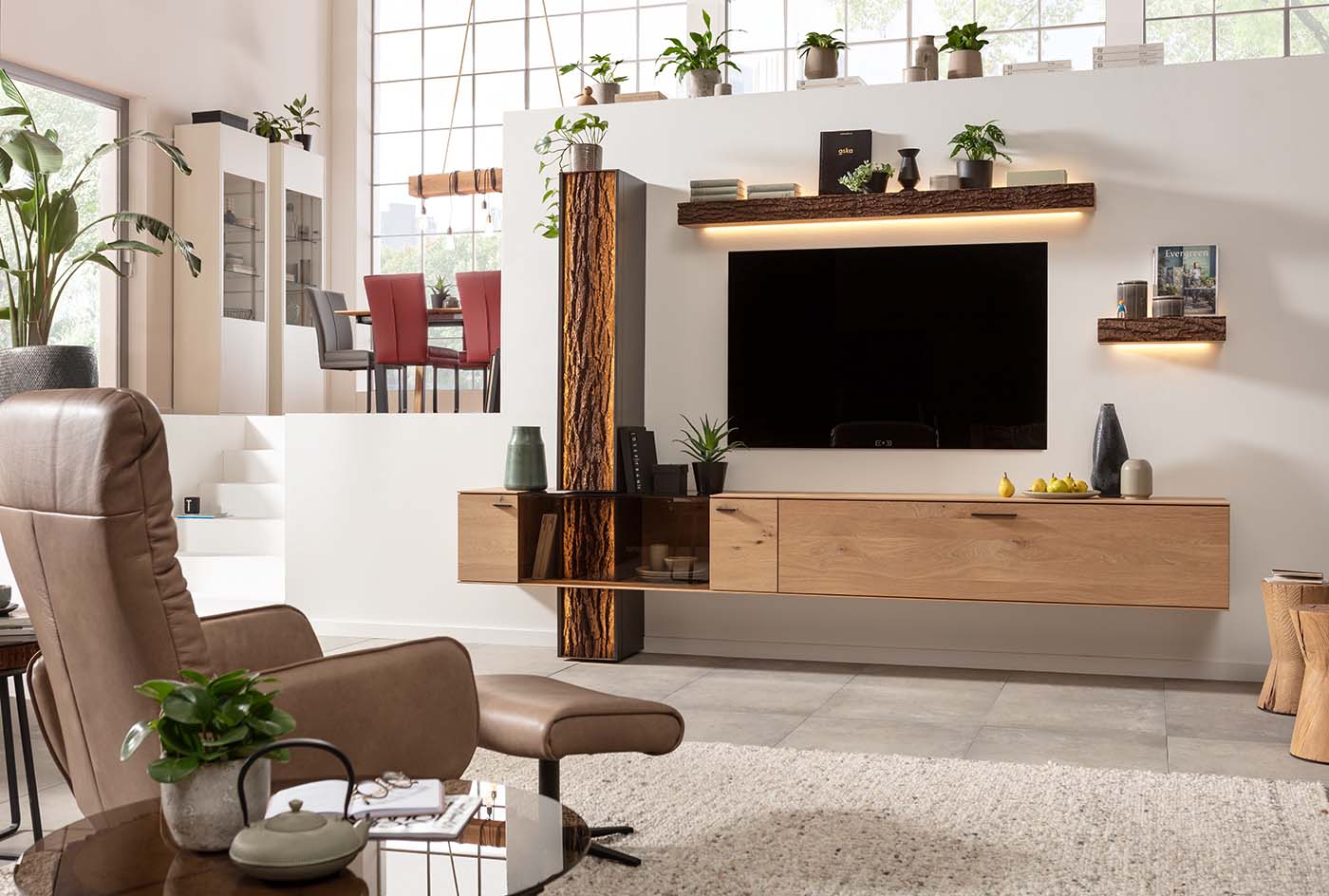 Klare Linien und Winkel verleihen dem von der Schönheit der Natur inspirierten Wohnzimmer eine moderne Note