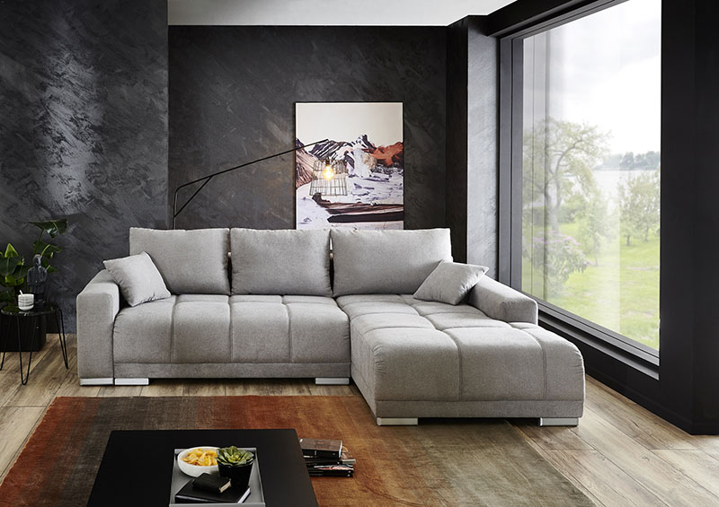 Wände in dunkler Gesteinsoptik verleihen Deinem Chalet-Stil-Wohnzimmer den Flair einer Höhle. Ein Sofa mit Oberflächenstruktur im Eiswürfel-Look sorgt für einen kühlen, modernen Twist