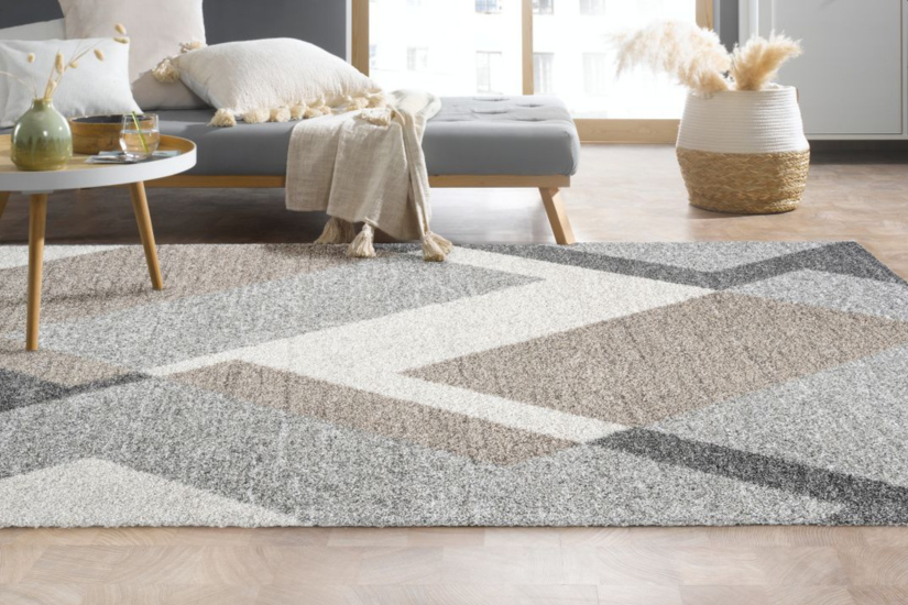 Werbebild mit der Aufschrift „SSV-Kracher – Bis zu 75 % Rabatt auf Teppiche“. Im Hintergrund ein modernes Wohnzimmer mit gemustertem Teppich in hellen Naturtönen.