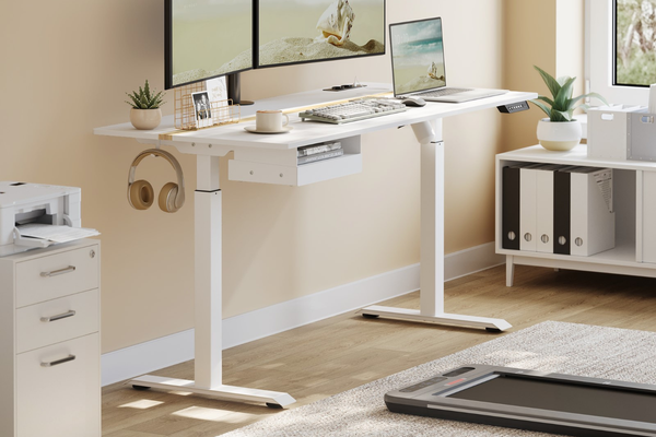 Elektrisch höhenverstellbarer Schreibtisch mit zwei Monitoren, Laptop und Zubehör in einem hellen Homeoffice.