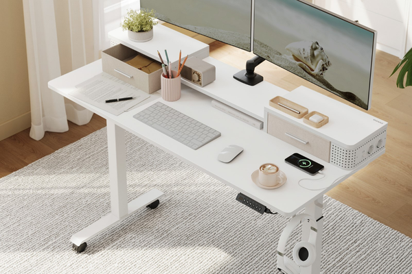 Modernes weißes Schreibtisch-Setup mit zwei Monitoren, Zubehör und dekorativen Elementen im Homeoffice.