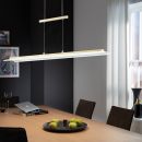 Moderne Esszimmerlampe über Holztisch mit Äpfeln, Laptop und stilvoller Dekoration, Tageslicht durch Fenster.
