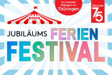 Werbegrafik für das „Jubiläums Ferien Festival“ von Rieger mit Zirkuszelt-Logo. Im Hintergrund strahlenförmiges, hellblau-weisses Muster. Oben rechts ein roter Kreis mit dem Text „in unseren Häusern in Thüringen“