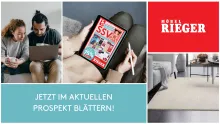 Collage mit Tablet in Händen, das einen digitalen Prospekt von Möbel Rieger zeigt, darunter rote Fläche mit Text „Jetzt im aktuellen Prospekt blättern!“ und ein Teppich im Wohnzimmer.
