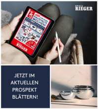 Frau hält Tablet mit Möbel Rieger Prospekt, daneben Küchenschüsseln und Werbetext zum aktuellen Angebot.