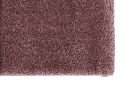 Detailaufnahme eines weichen, flauschigen, rosafarbenen Teppichs mit dichter Hochflor-Oberfläche.
