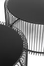 Zwei moderne, runde Couchtische mit schwarzer Metallgitter-Umrandung und glatter, schwarzer Tischplatte.