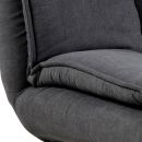 Detailaufnahme eines modernen, dunkelgrauen Sofas mit weichem Stoffbezug und gepolsterter Sitzfläche.
