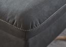 Detailaufnahme einer schwarzen Ledercouch mit sichtbarer Naht, hochwertiges Sofa-Design, modernes Wohnzimmer.