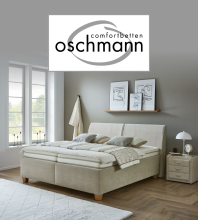 Werbegrafik mit Schlafzimmeransicht und beigem Boxspringbett der Marke Oschmann, darüber Logo mit Schriftzug „comfortbetten oschmann“ auf grauem Hintergrund.