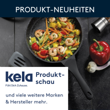 Pfanne mit gebratenen Garnelen, Paprika und Gemüse auf dunklem Tisch, daneben Kochutensilien und frische Paprika.
