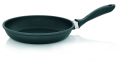 Schwarze Antihaft-Pfanne mit ergonomischem Griff auf weißem Hintergrund, Küchenzubehör, Bratpfanne.