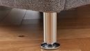 Metallmöbelfuß unter grauem Sofa auf Parkettboden, modernes Möbeldesign, Nahaufnahme, Wohnzimmer.