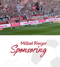 Möbel Rieger Sponsoring Voll besetztes Fussballstadion mit Möbel Rieger Werbebanden, daneben Schriftzug „Sponsoring“ mit Fussballgrafik.