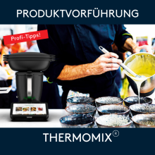 Koch demonstriert Thermomix bei Produktvorführung, gibt Profi-Tipps und bereitet Speisen in Schalen zu.