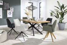 Moderner Essbereich mit Holztisch, gepolsterten Stühlen, Zimmerpflanzen und Wanddeko in hellem, skandinavischem Stil.