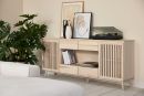 Modernes Sideboard aus hellem Holz mit Lamellentüren, offenen Fächern und Schubladen im skandinavischen Design.