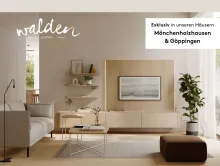 Modernes Wohnzimmer mit Holzdekor, Sofa, Wandregalen, großem Fenster und Pflanzen, Walden Austria Werbung.