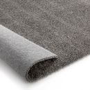 Grauer Teppichboden aus weichem Material, Nahaufnahme, ideal für Wohnzimmer, Schlafzimmer oder Büroeinrichtung.