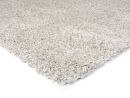 Weißer Hochflor-Teppich mit weicher, flauschiger Oberfläche auf weißem Hintergrund, modernes Wohnaccessoire.