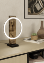 Moderne LED-Tischlampe aus Holz in Ringform auf Sideboard mit Deko, Büchern und Sukkulente im Wohnzimmer.