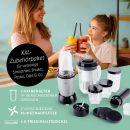 Hochleistungsmixer mit Mixbehältern, frischem Obst und Auszeichnung, ideal für Smoothies und gesunde Ernährung.