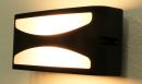 Moderne LED-Wandleuchte mit schwarzem Gehäuse, indirektem Licht und energiesparender Beleuchtung an der Wand.