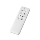 Weiße Fernbedienung mit acht Tasten, minimalistisch, für elektronische Geräte, isoliert auf weißem Hintergrund.