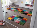 Bunte, moderne Teppiche mit geometrischem Muster auf Holzfußboden in hellem, stilvollem Wohnzimmer.