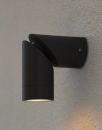 Moderne schwarze LED-Außenwandleuchte an beiger Hauswand, energiesparende Außenbeleuchtung für Garten oder Terrasse.