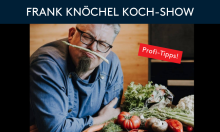 Koch posiert mit Spargel und frischem Gemüse, Frank Knöchel Koch-Show, Profi-Tipps, gesunde Ernährung.