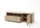 Helles TV-Lowboard aus Holz mit offenen Fächern, Schubladen und Tür, modernes Wohnzimmermöbel.