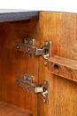 Zwei Metallscharniere an einer Holztür eines Schranks, Detailaufnahme für Möbelbau und Schrankmontage.