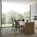 Moderne Küche mit Holztisch, zwei Stühlen, großen Panoramafenstern und Blick ins Grüne, minimalistisches Design.