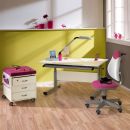 Moderner Schreibtisch mit ergonomischem Stuhl, Rollcontainer und Tablet vor gelber Wand in hellem Arbeitszimmer.