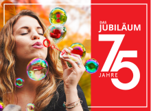 Frau pustet Seifenblasen im Freien, daneben rotes Jubiläums-Logo mit Schriftzug „75 Jahre“.