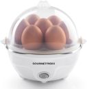 Elektrischer Eierkocher von GOURMETmaxx mit acht braunen Eiern unter transparenter Haube auf weißem Hintergrund.