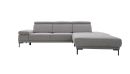 Modernes, graues Ecksofa mit verstellbaren Kopfstützen und schwarzem Metallgestell auf weißem Hintergrund.