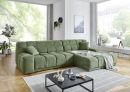 Grünes Ecksofa im modernen Wohnzimmer mit großen Fenstern, Holzboden und stilvoller Dekoration.