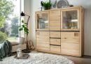Massive Holzvitrine mit Glastüren, LED-Beleuchtung und dekorativen Accessoires, modernes Wohnzimmermöbel.