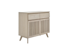 Helles Sideboard aus Holz mit zwei Schubladen und Lamellentüren im skandinavischen Design, freistehend.