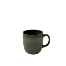 Grüne Keramiktasse mit Henkel, glänzender Oberfläche und modernem Design auf weißem Hintergrund.