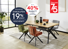 Modernes Esszimmer mit Holztisch, bunten Stühlen, großen Fenstern und Jubiläumsrabatt-Angeboten im Möbelhaus.