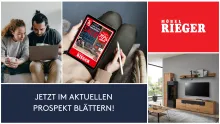 Paar blättert online im Möbel Rieger Prospekt, moderne Wohnzimmermöbel, SALE-Angebote, jetzt entdecken.