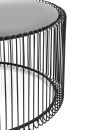 Runder Couchtisch mit schwarzem Metallgestell und Glasplatte, modernes Wohnzimmermöbel, minimalistisches Design.